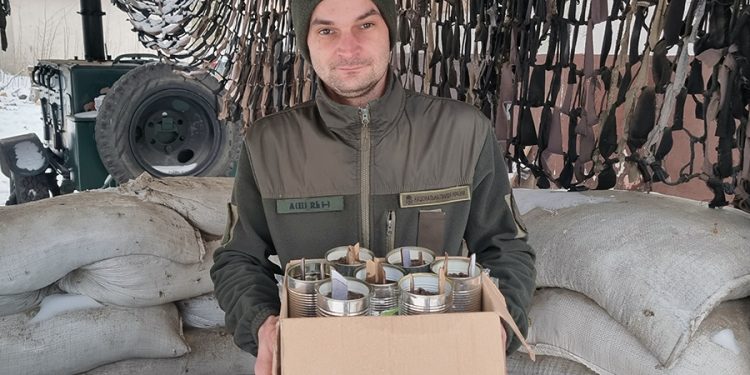 Захисники у Тернополі виготовляють окопні свічки для побратимів на фронті
