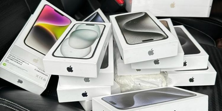 Тернополянин планував підпільно вивезти до Польщі 13 айфонів і гаджети