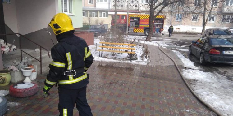 Пожежа спалахнула у багатоповерхівці Тернополя