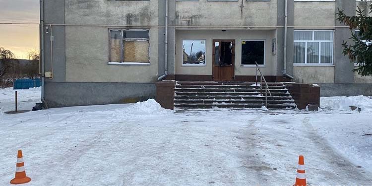 Вибух пролунав у приміщенні селищної ради на Кременеччині: що відомо наразі