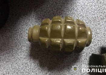 Зброю перевозив в автомобілі житель Борщова