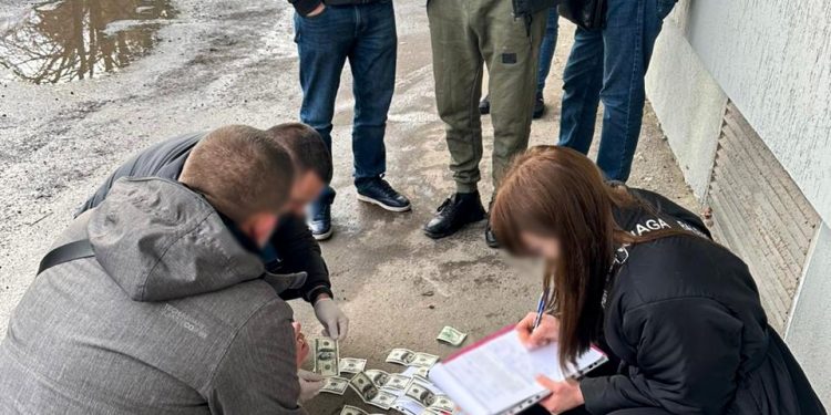 Ухилянтам продавали “квитки до Європи”: затримали 5 ділків, які обіцяли вивозити чоловіків з України