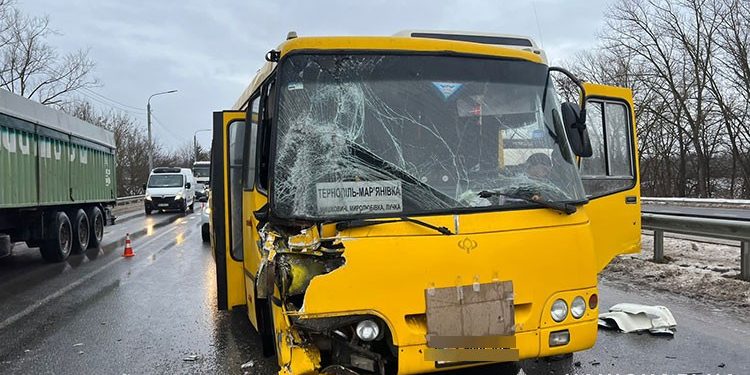 У ДТП неподалік Тернополя травмувалися діти та вагітна жінка