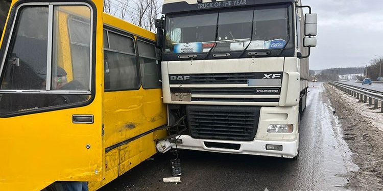 У ДТП неподалік Тернополя травмувалися діти та вагітна жінка