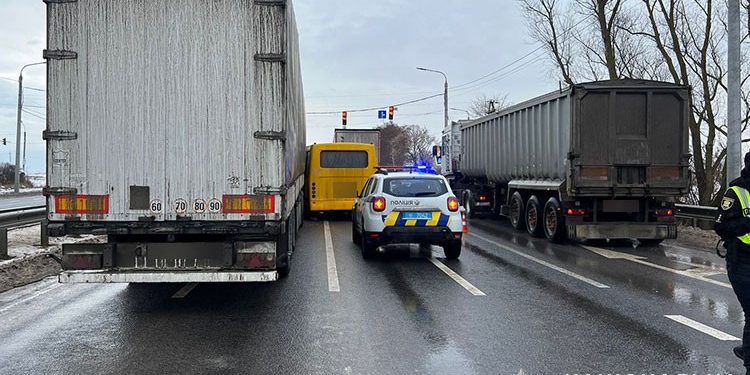 У ДТП неподалік Тернополя травмувалися діти та вагітна жінка