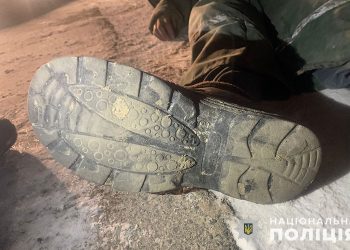 Вивезли тіло працівника з підприємства навантажувачем: обставини смерті чоловіка, якого знайшли на узбіччі