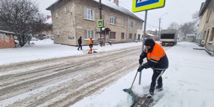 Хто відповідає за прибирання міста Тернополя у зимовий період?