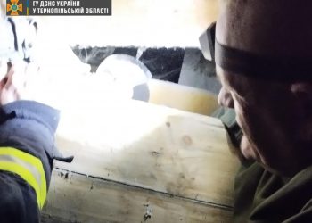 Тернопільські надзвичайники вивільнили руку чоловіка з металевого бачка