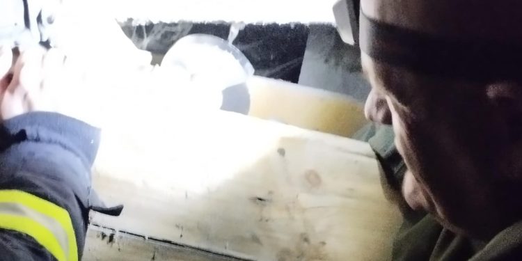 Тернопільські надзвичайники вивільнили руку чоловіка з металевого бачка