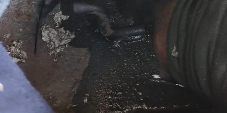 Тернопільські надзвичайники вивільнили руку чоловіка з металевого бачка