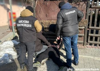 Чоловіка, який допомагав ухилянту “відкосити” від війська, викрили тернопільські поліціянти