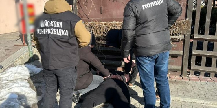 Чоловіка, який допомагав ухилянту “відкосити” від війська, викрили тернопільські поліціянти