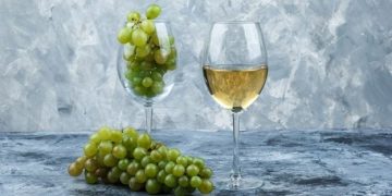 Біле вино для новачків: як обрати смачне і не переплатити