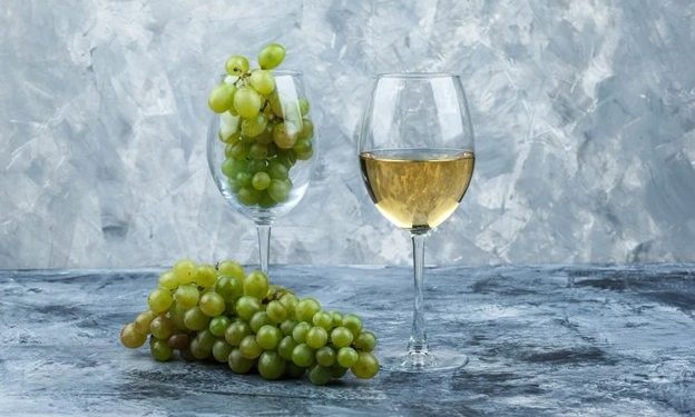 Біле вино для новачків: як обрати смачне і не переплатити