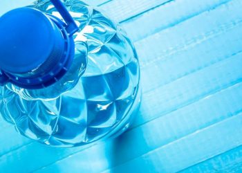 Як правильно зберігати домашній запас води у бутлях