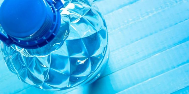Як правильно зберігати домашній запас води у бутлях